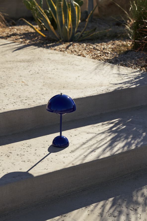 Flowerpot Portable Lamp VP9, Cobalt Blue, Magnetic Charger