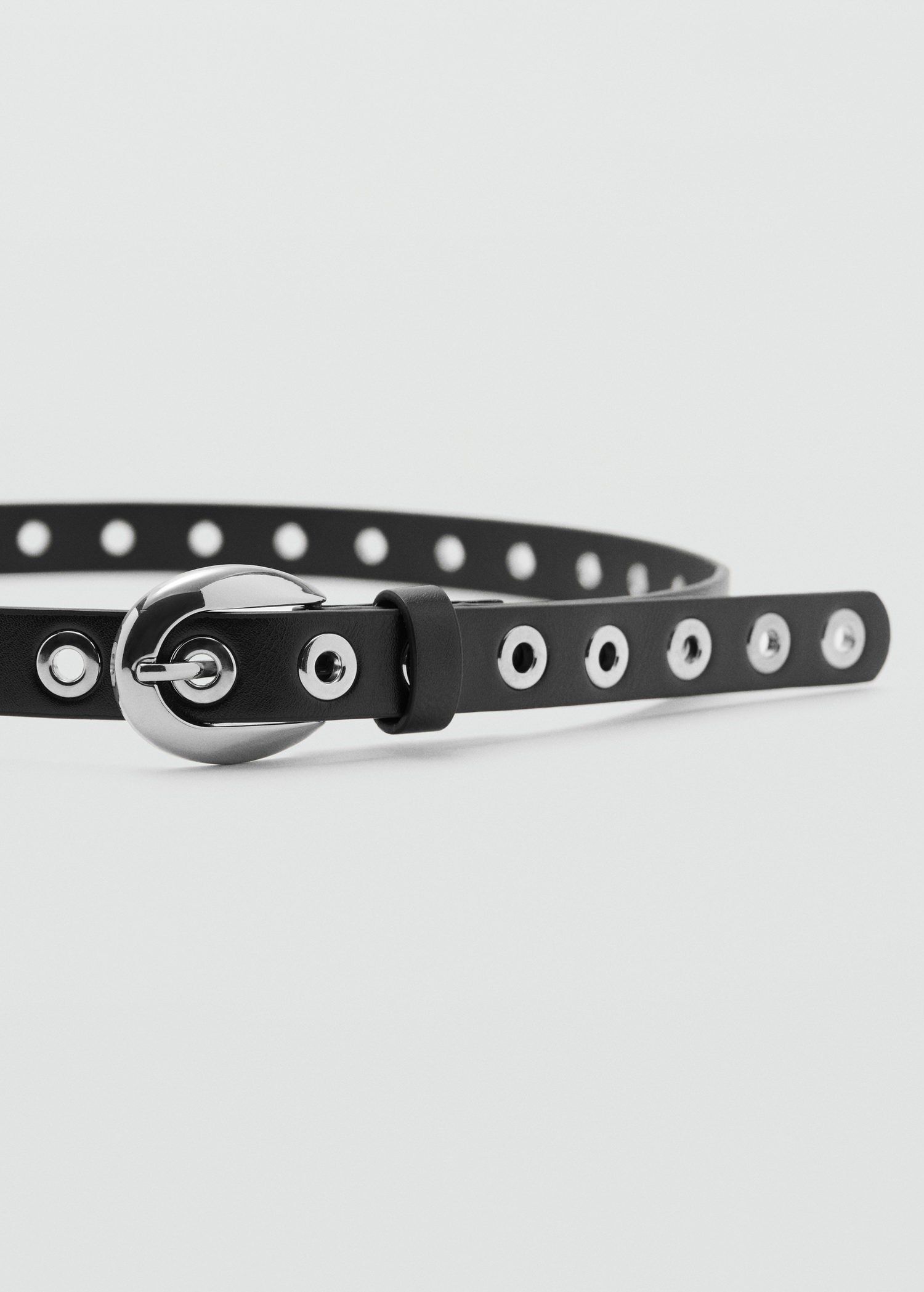 Thin eyelets belt