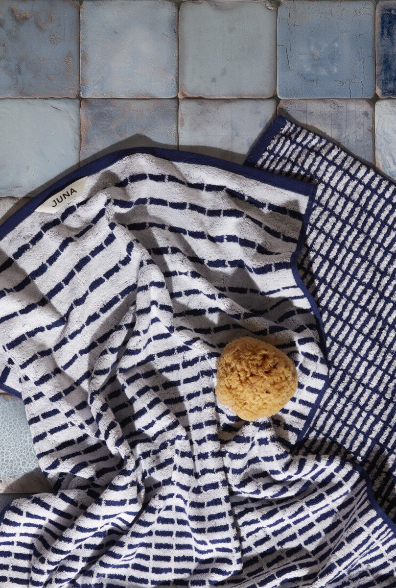 Nuance H&aring;ndkl&aelig;de 50x100 cm m&oslash;rk bl&aring;/hvid