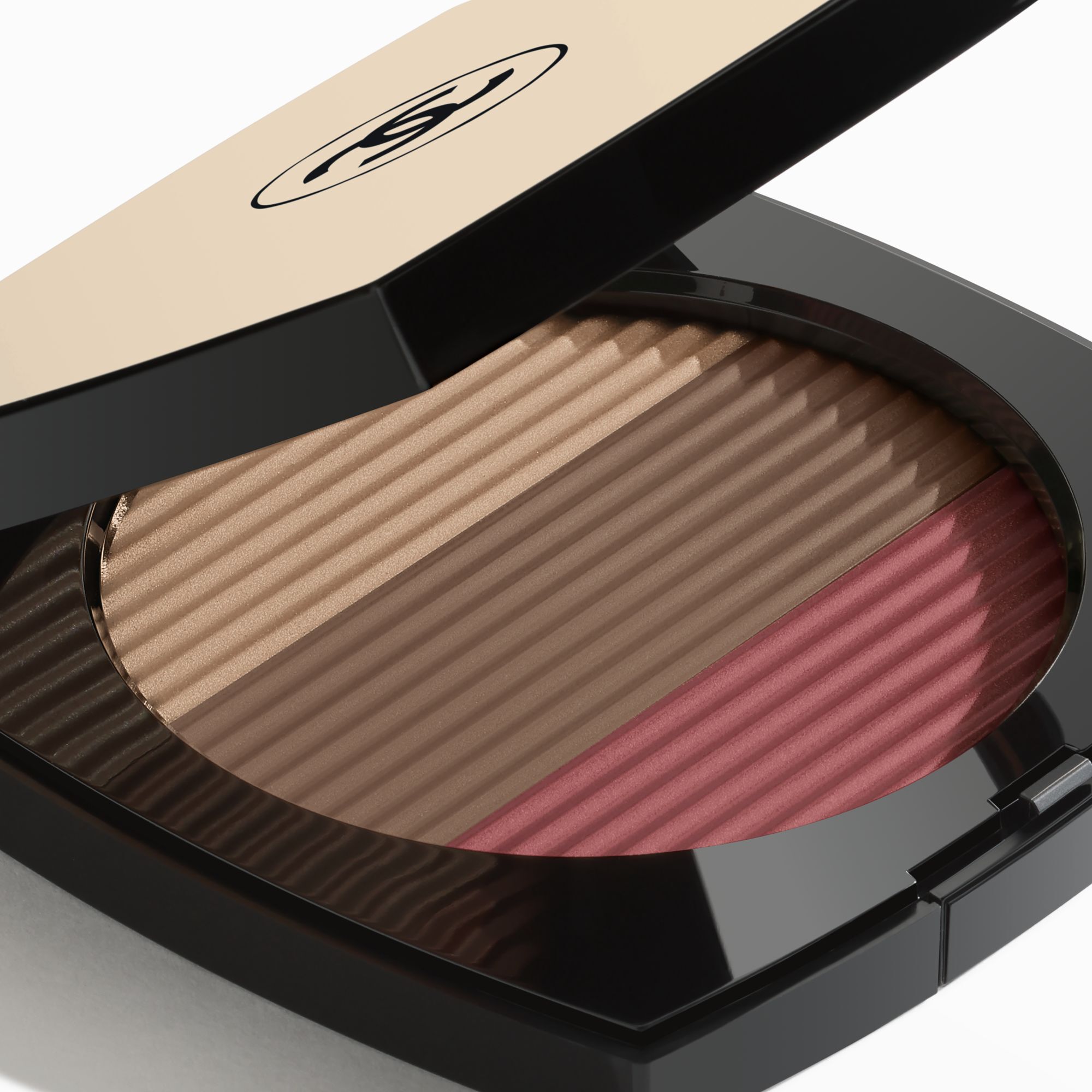 EN HARMONI AF TRE PUDDERE FOR SUND GL&Oslash;D. BRONZER, BLUSH, HIGHLIGHTER