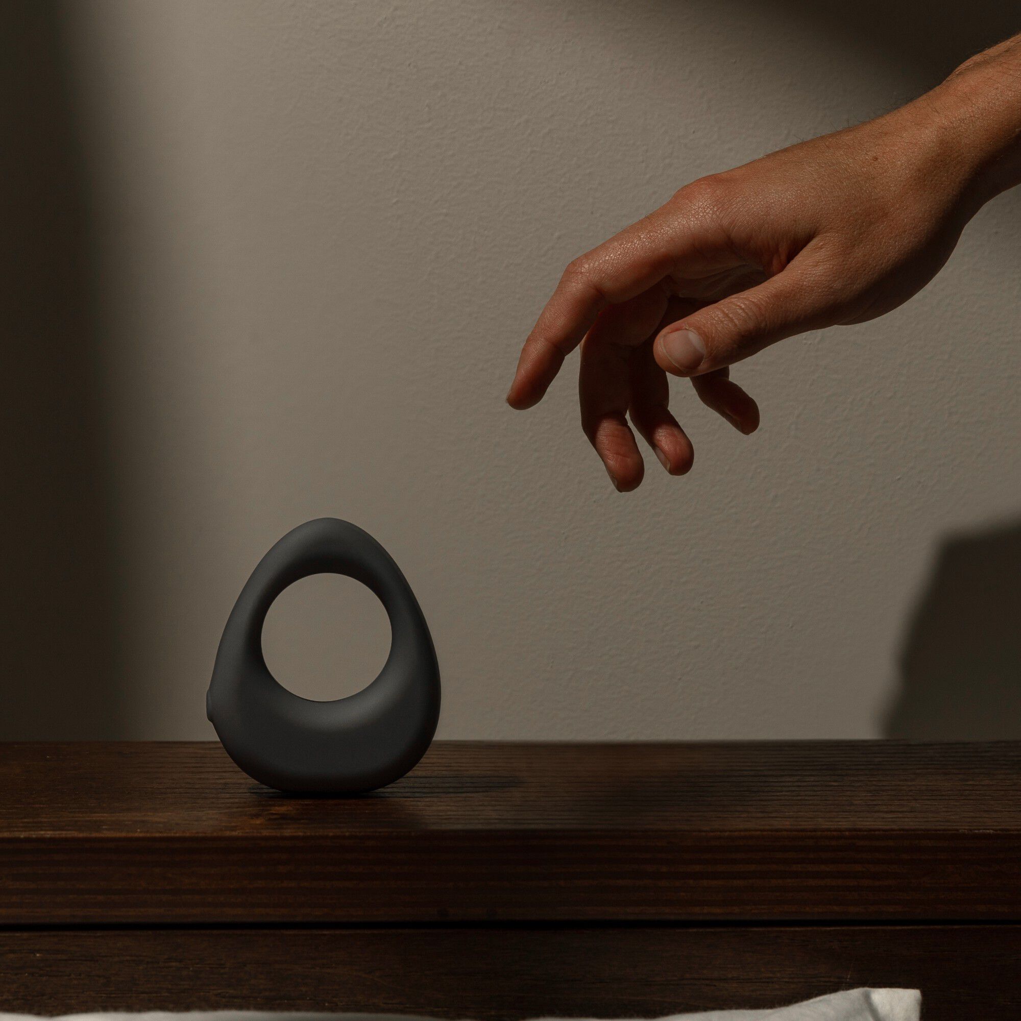 Maude - Band Vibrating Ring - Charcoal