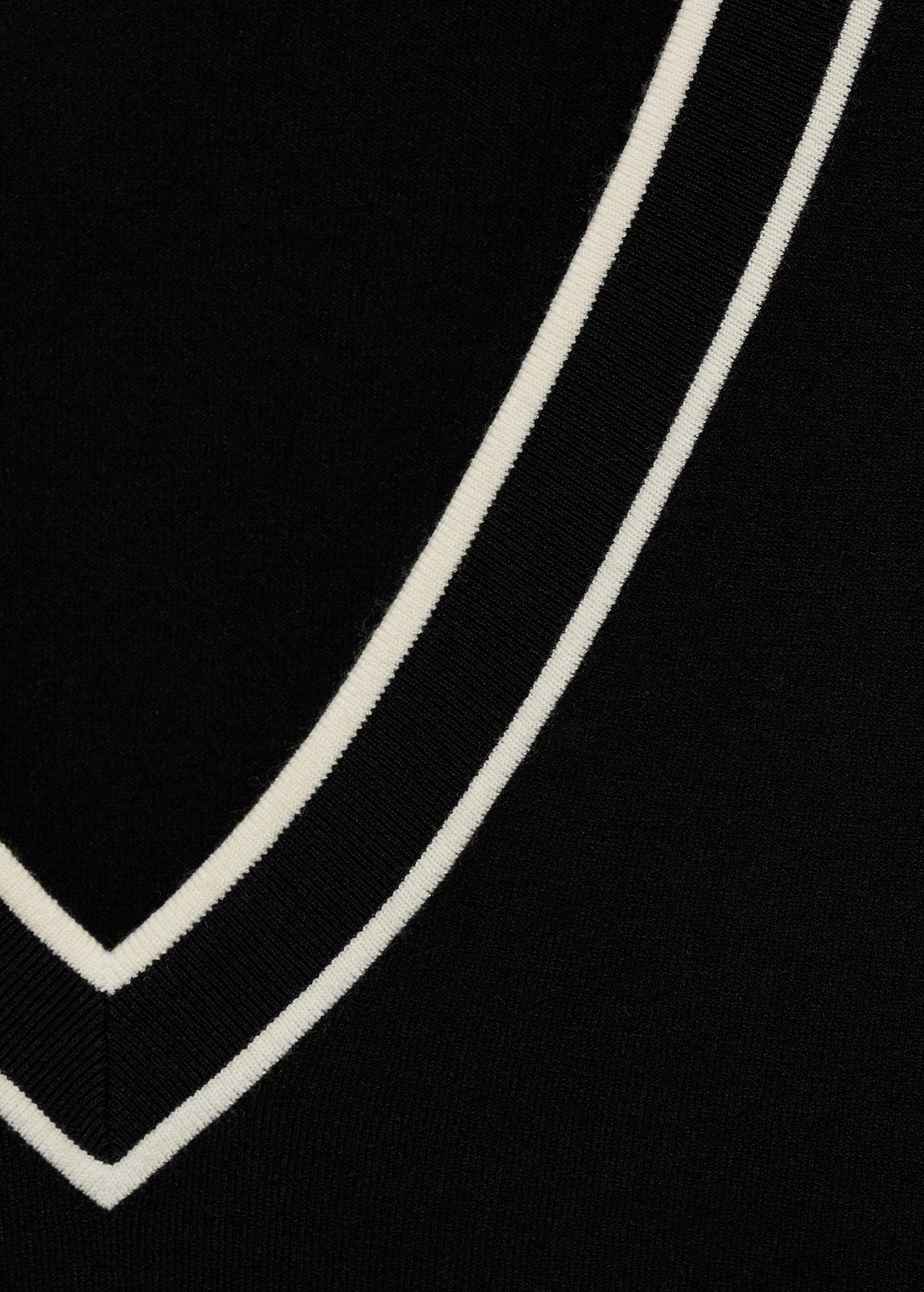 Contrasting V-neck sweater