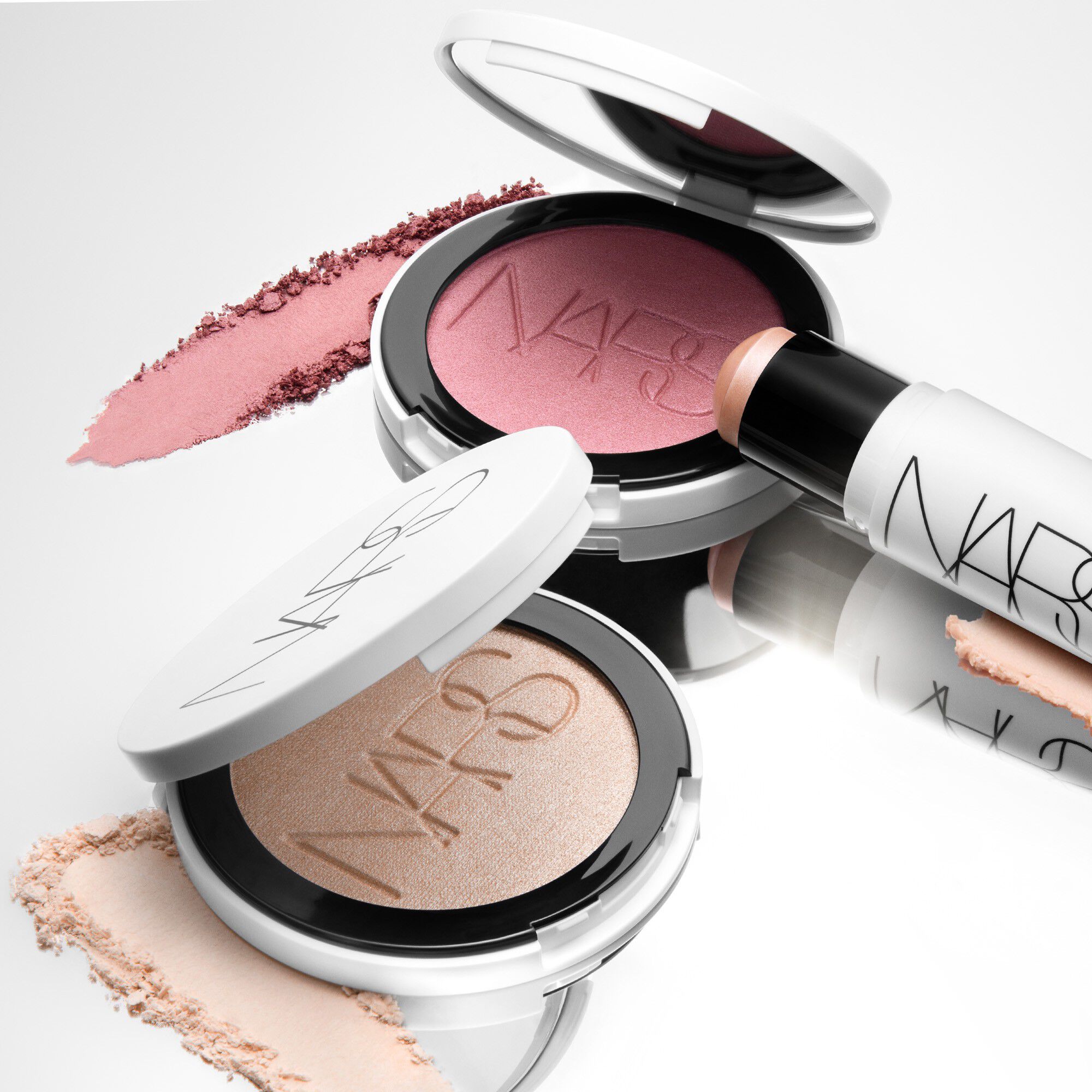 Light Reflecting Luminizing Blush - Perlemorsskinnende, lysgivende blu