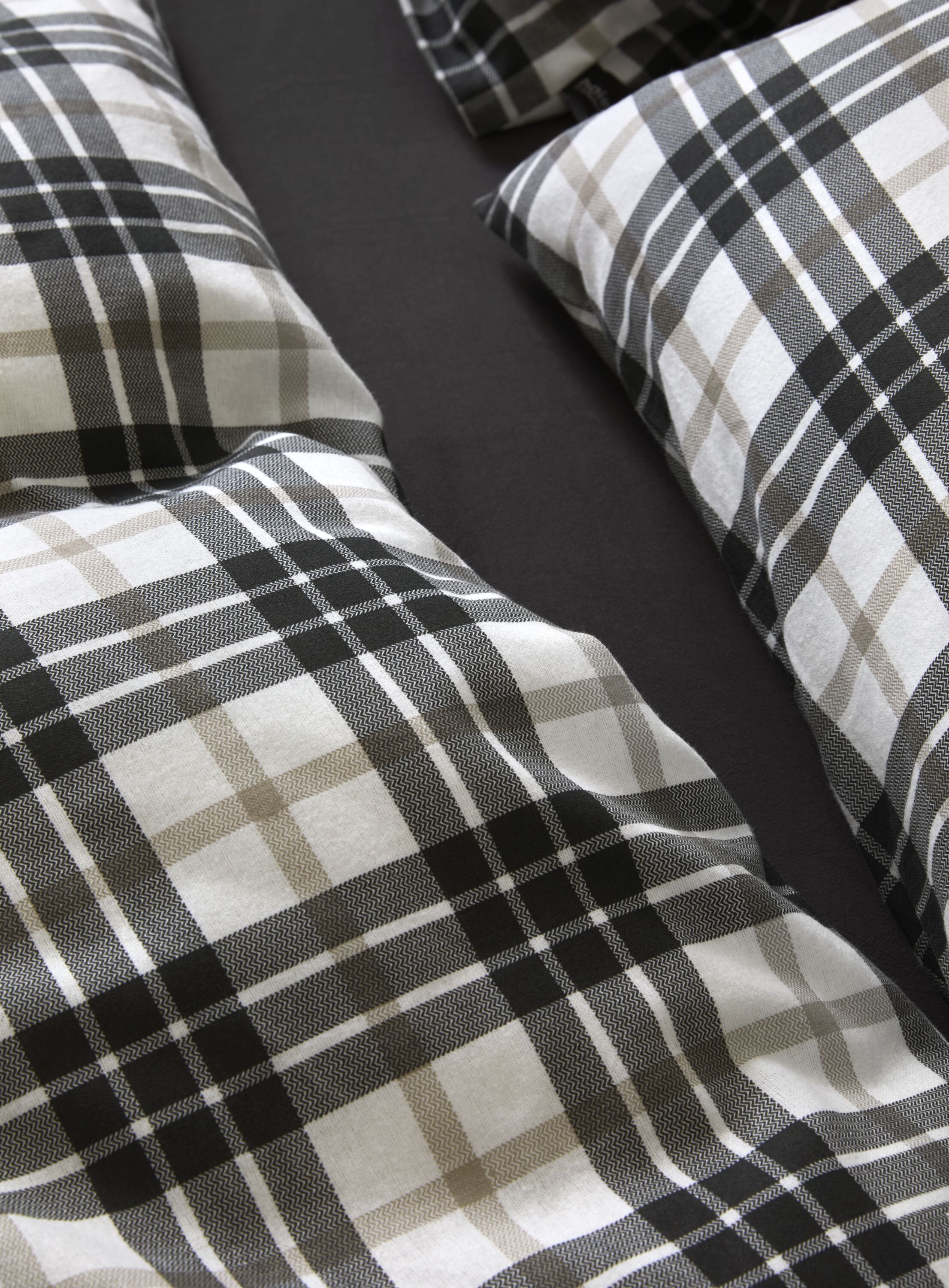 Lukas senges&aelig;t d&aelig;mpet sort