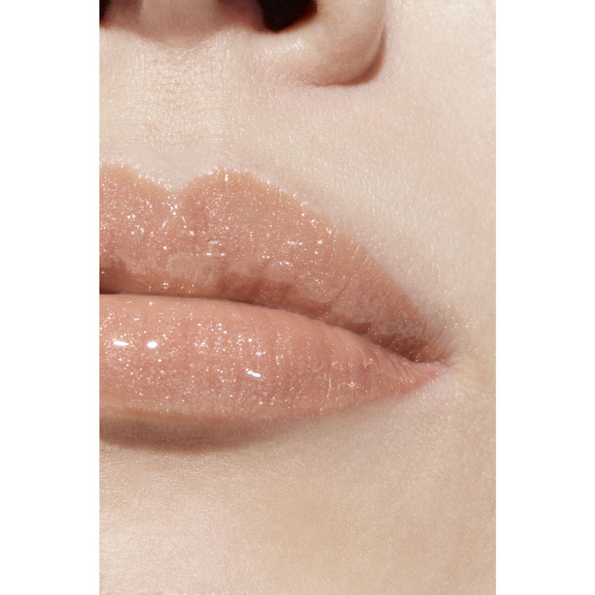 FUGTGIVENDE OG SKINNENDE GLOSS