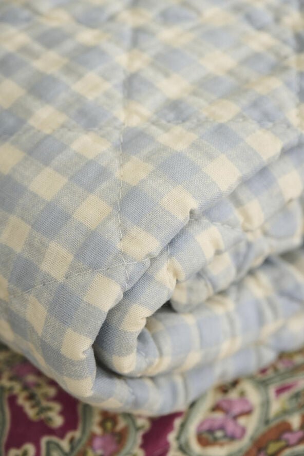 Quilt lyseblå m/naturfarvede små tern