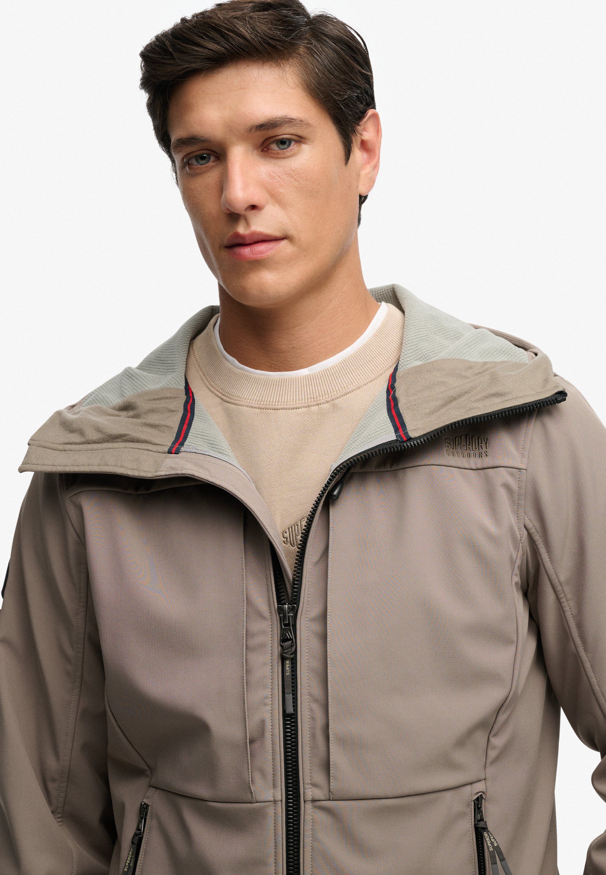 HOODED SOFTSHELL TREKKER JKT
