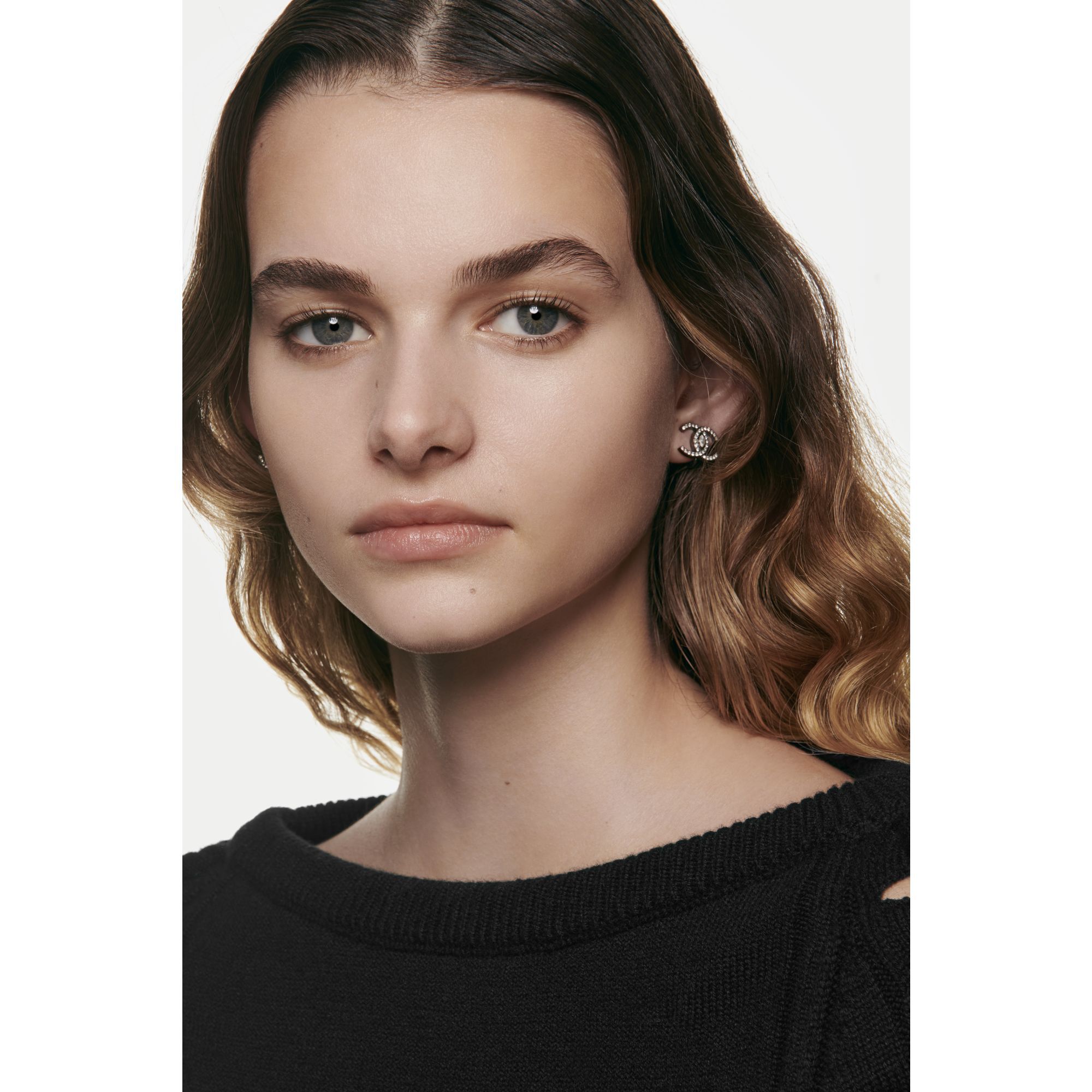 ENSARTET UDSTR&Aring;LING FUGT.