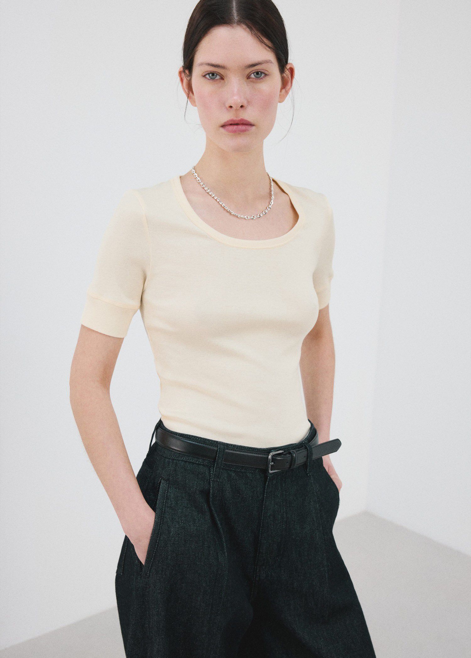 Short-sleeved fitted t-shirt