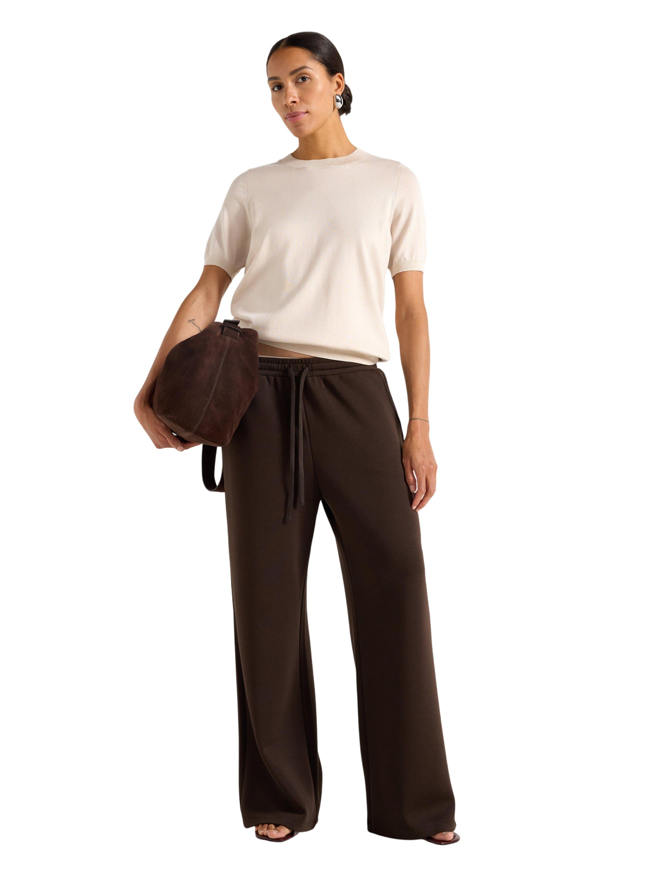 Fine-knitted top with round necklin