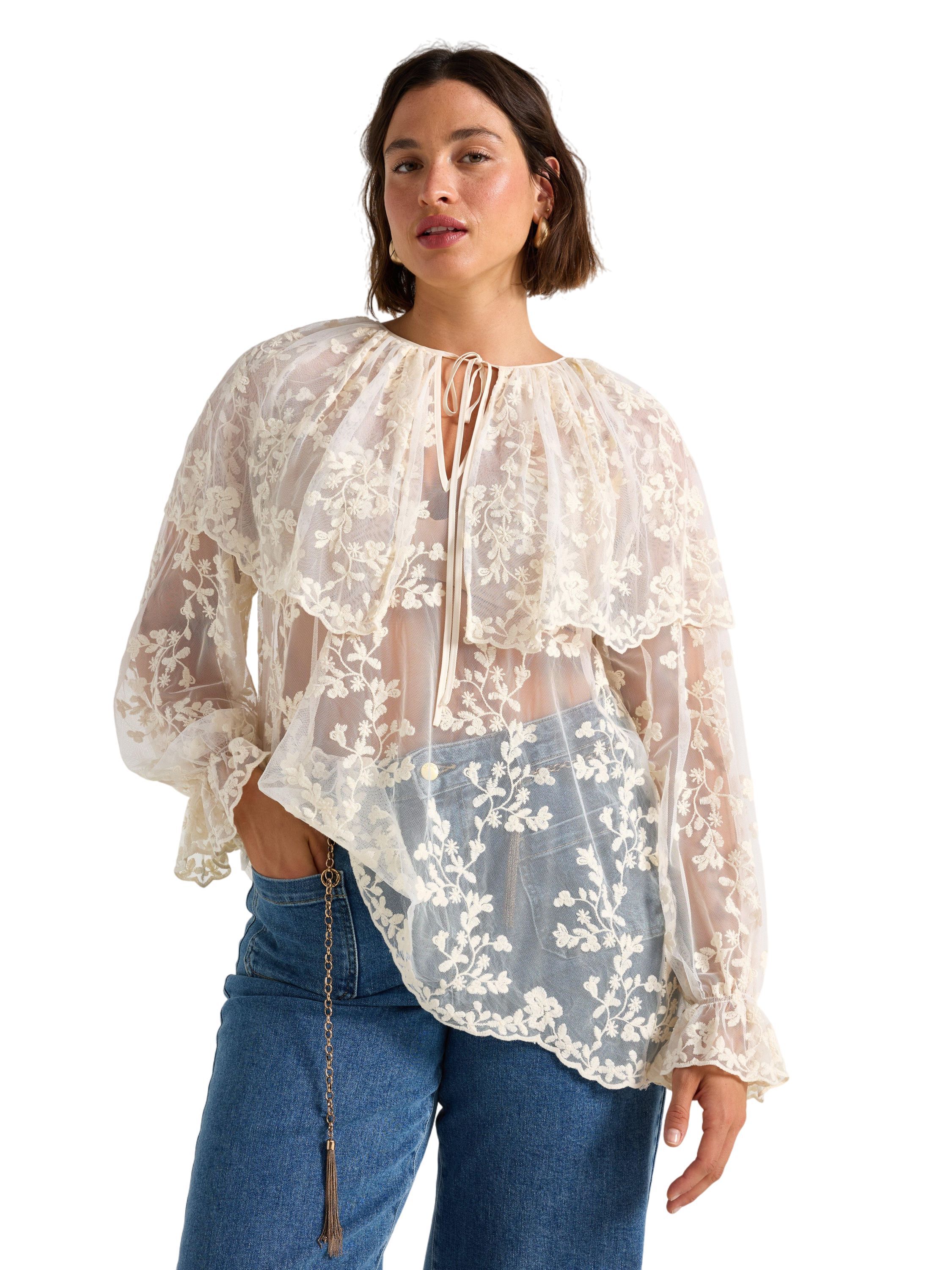 Sleeveless blouse in lace and mesh.