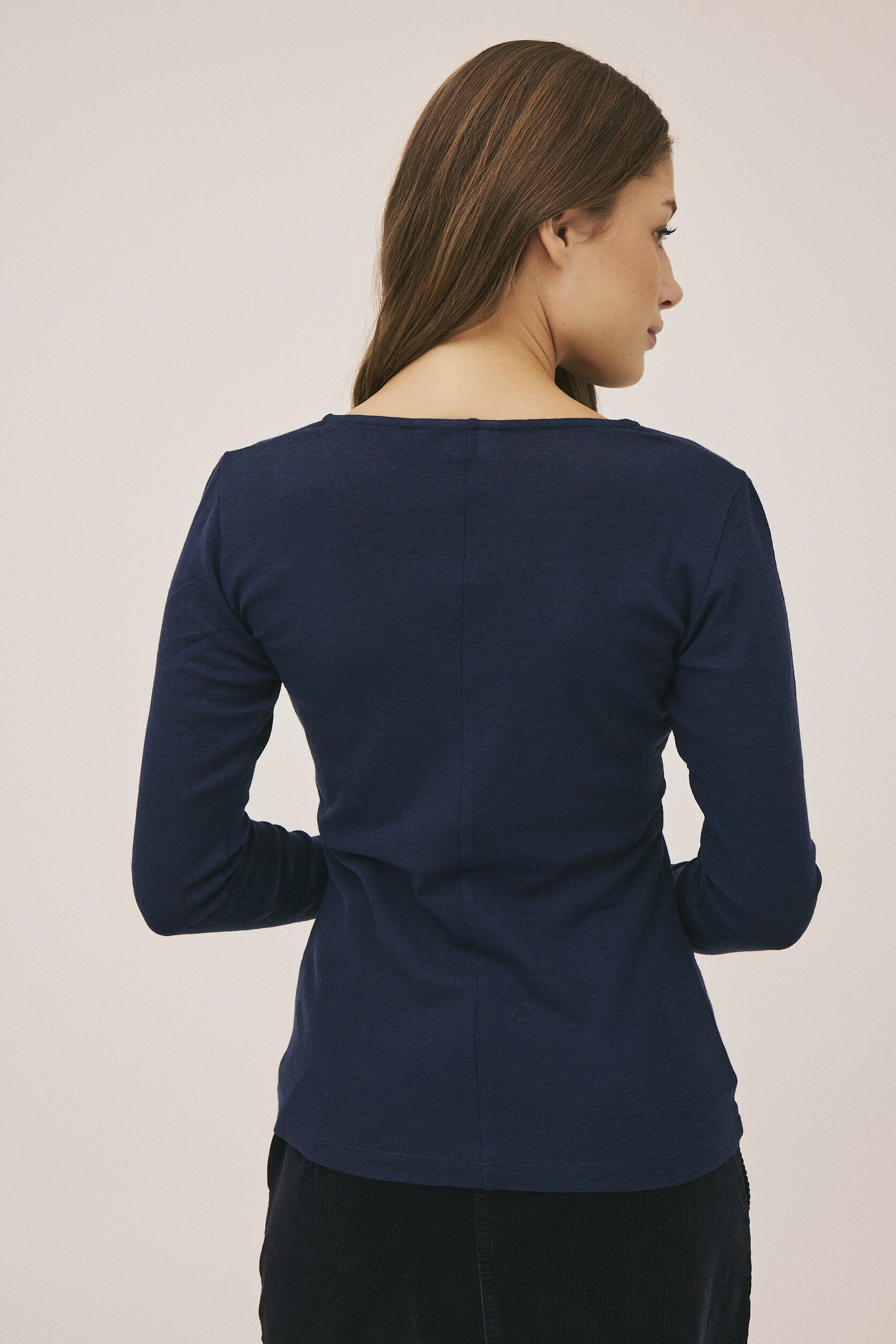 Cilla 16 V-halset bluse - 100% merino wool RWS