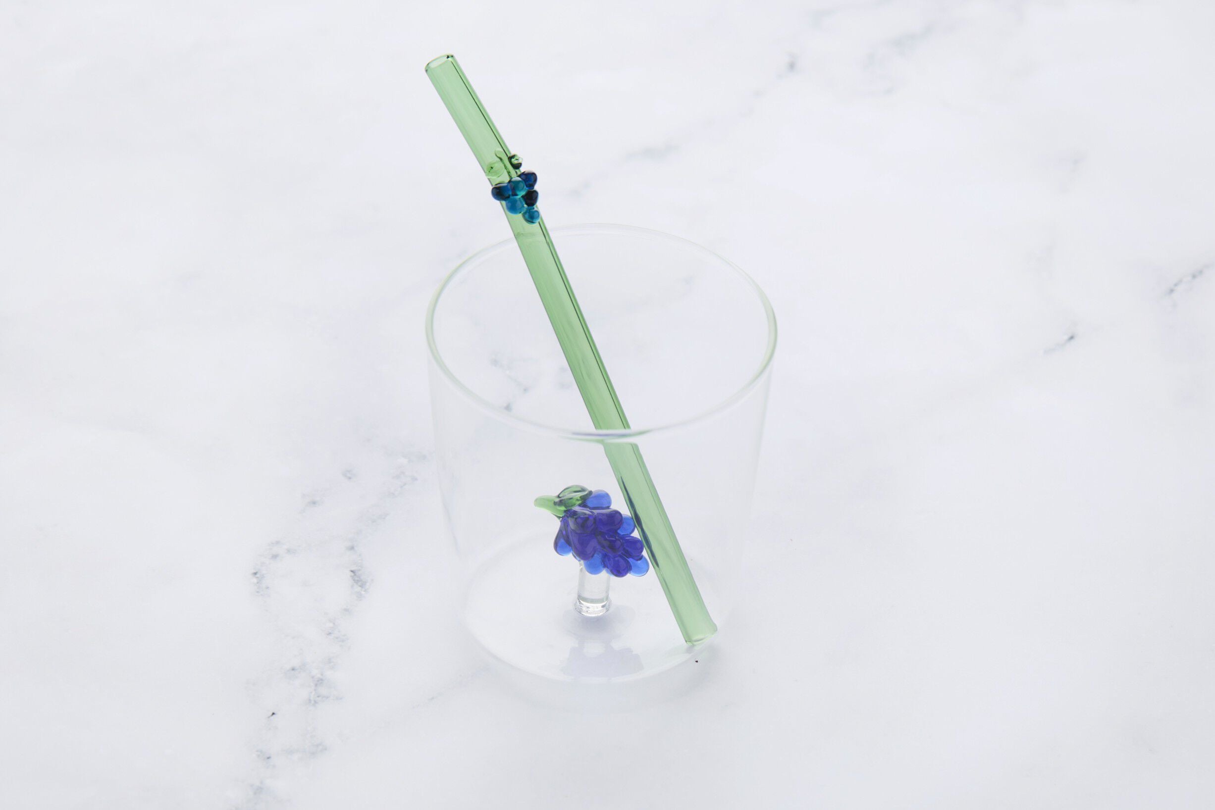 Glas med suger&oslash;r vindruer