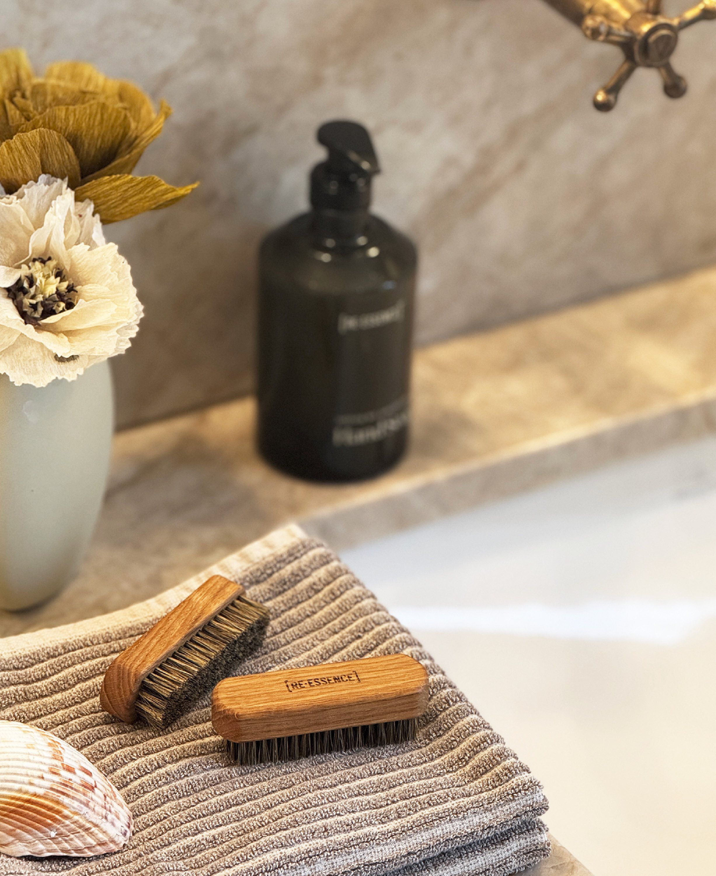 [RE&middot;ESSENCE] negleb&oslash;rste