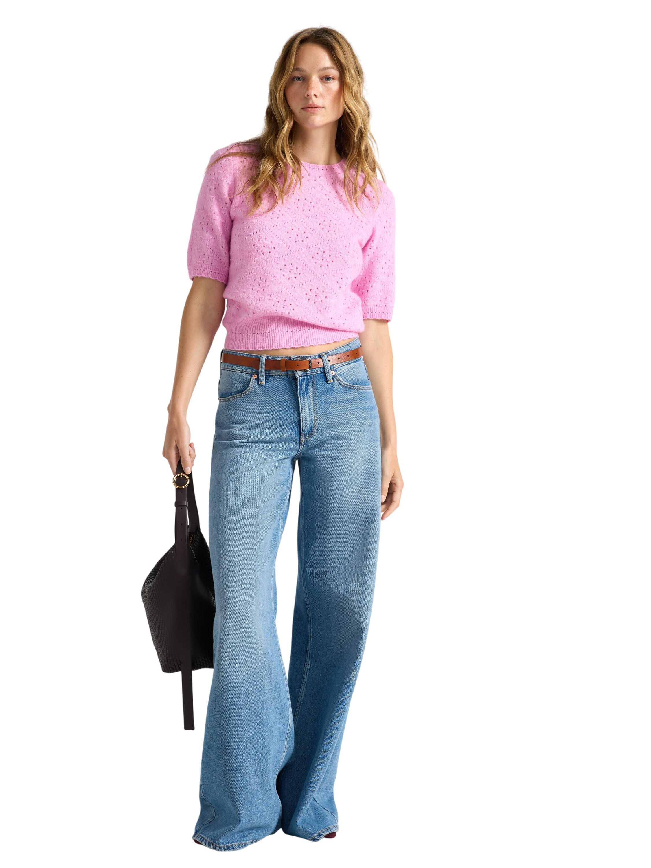 Bl&oslash;d, kort&aelig;rmet tr&oslash;je med et hel