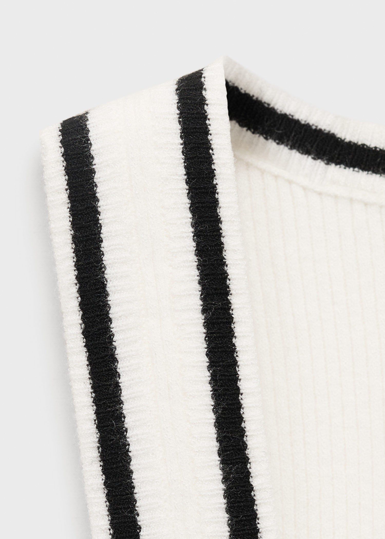 Knitted top with contrast details