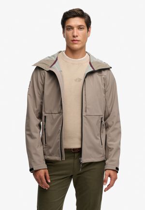 HOODED SOFTSHELL TREKKER JKT