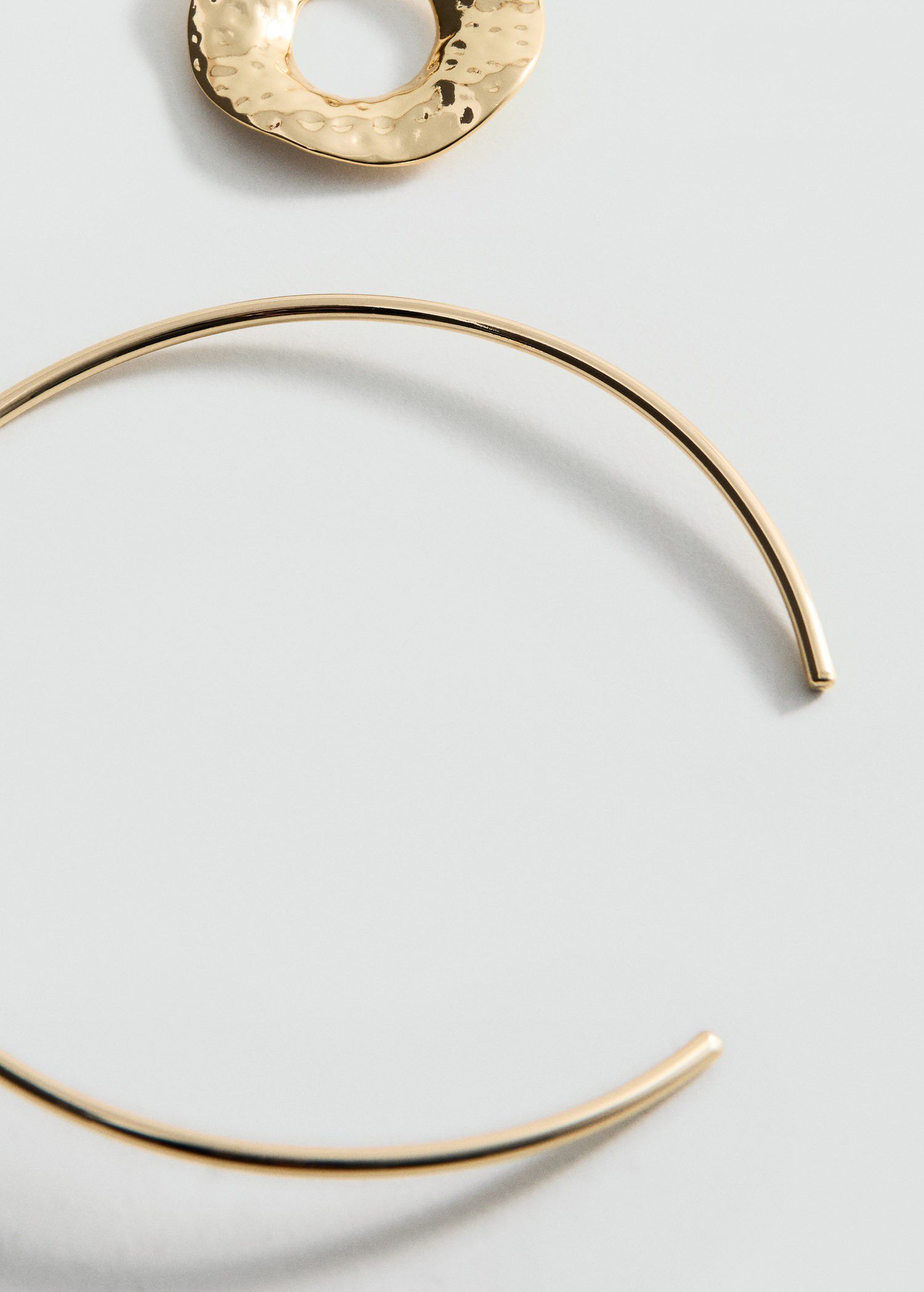 Rigid circular-design necklace