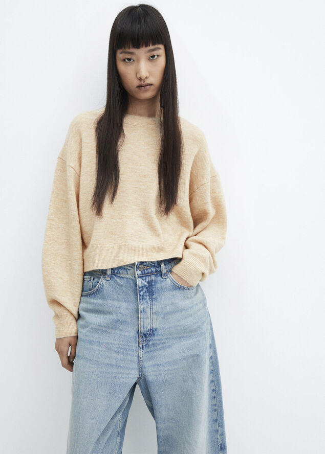Round-neck knitted sweater