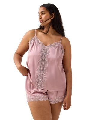 Linne i satin med spetsdetaljer.