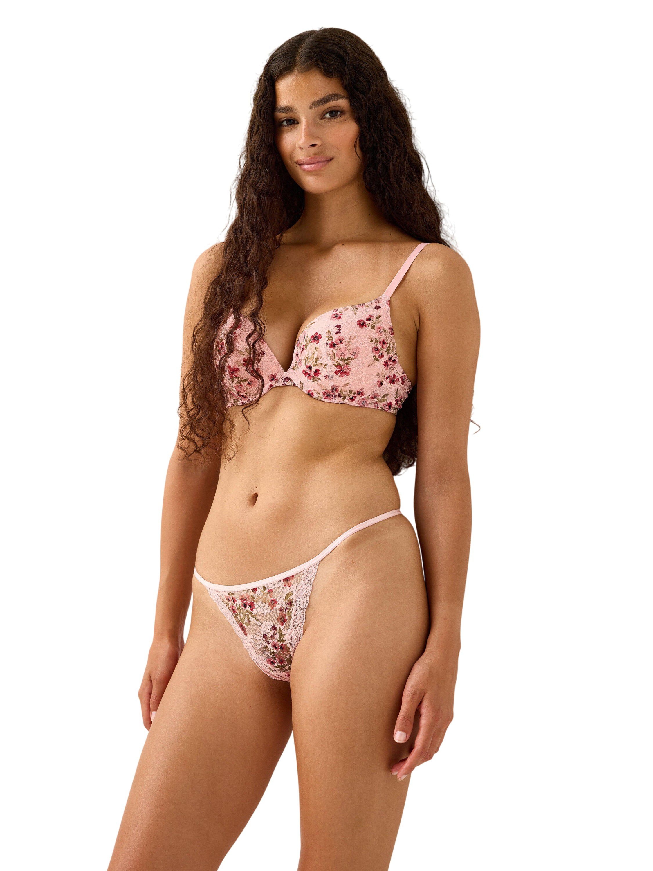 Stringtrosa i spets med ett h&ouml;gt s