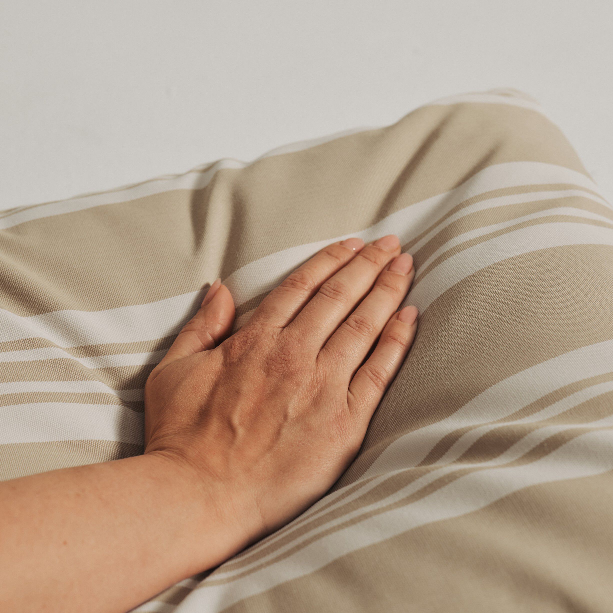 Fossflakes udend&oslash;rspude 50x50 cm. Beige stribet