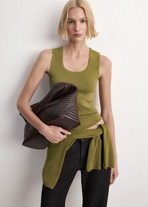 Round-neck knitted top