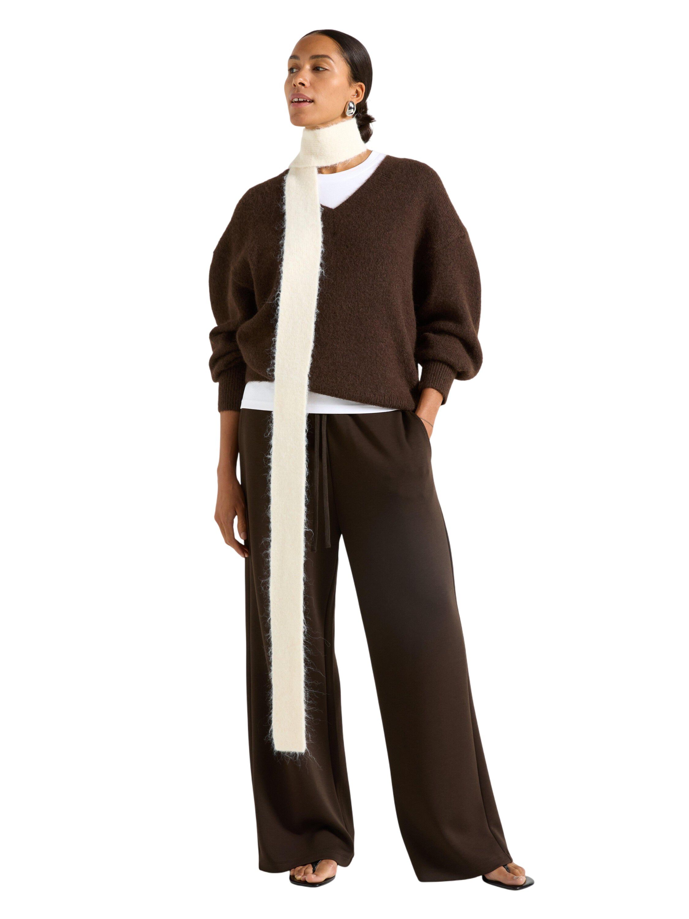 Strikket V-hals tr&oslash;je med en afslap