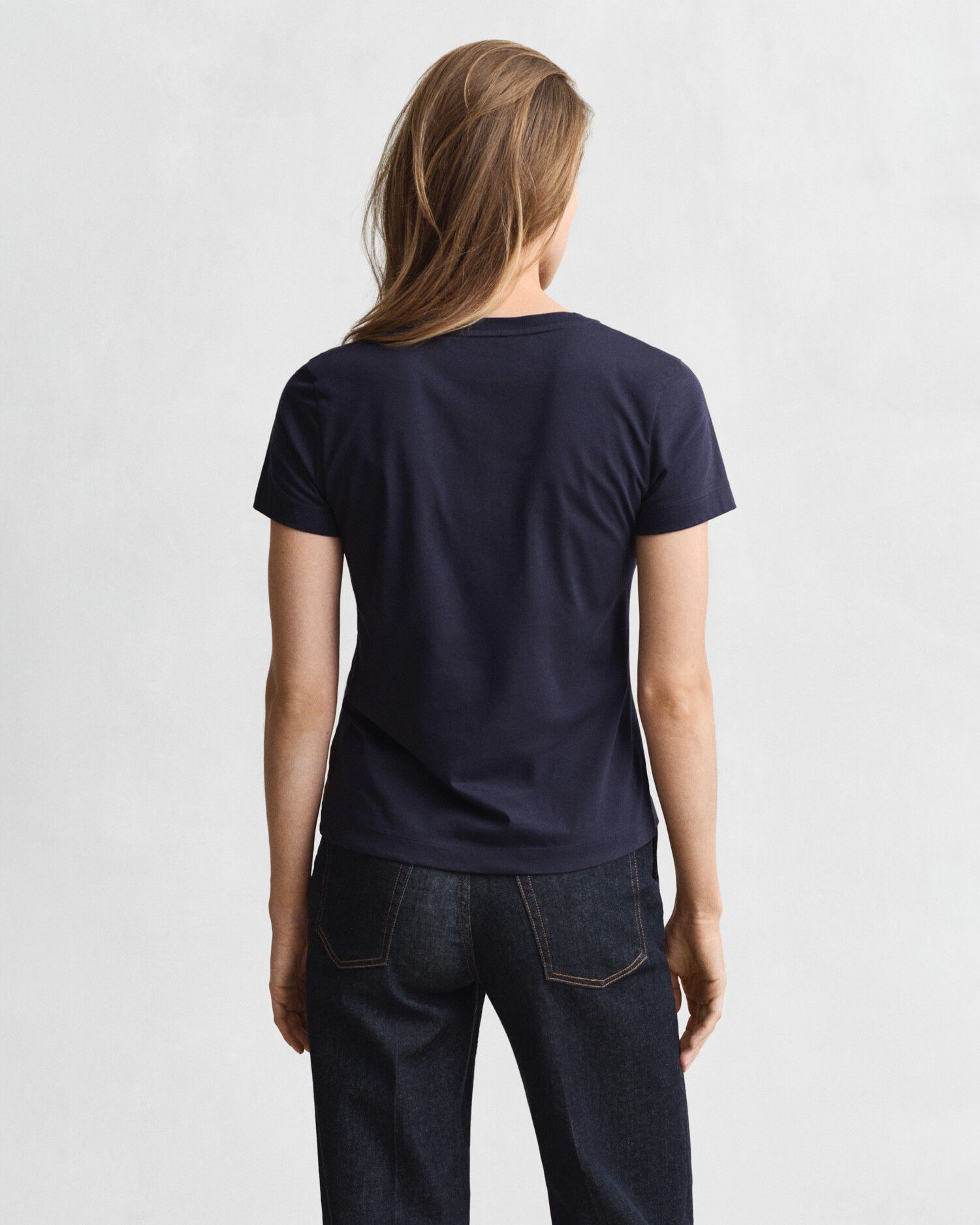 REG SHIELD SS V-NECK T-SHIRT