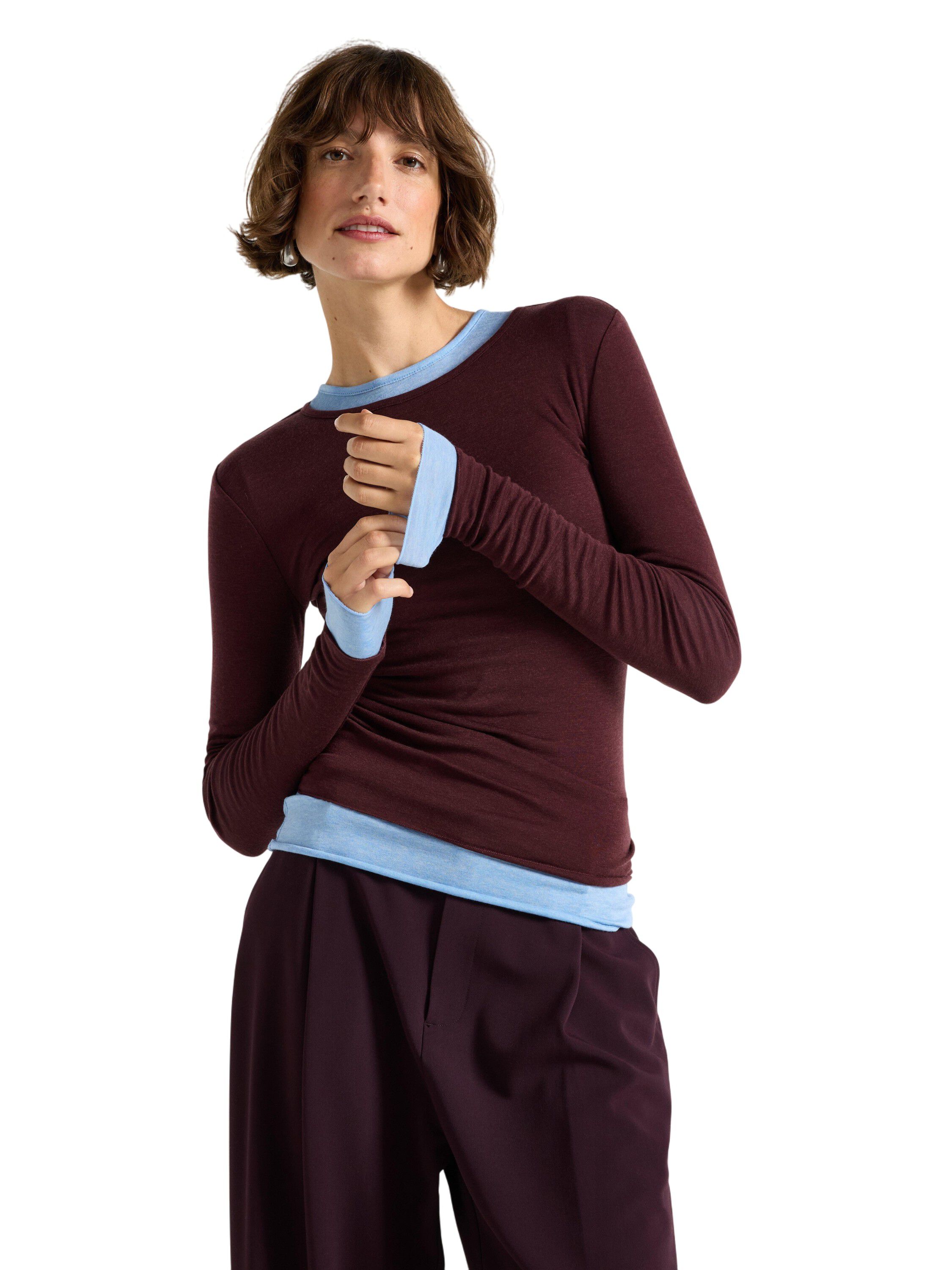 Mjuk halvgenomskinlig topp i ullbla