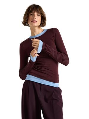 Mjuk halvgenomskinlig topp i ullbla