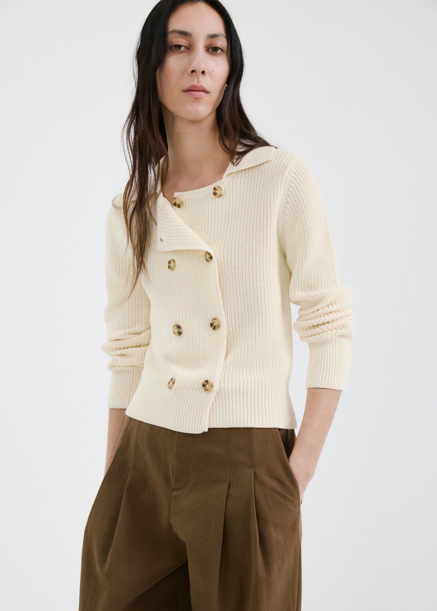 Knitted buttoned jacket
