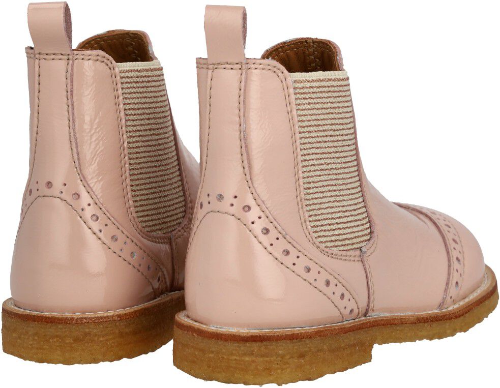 Chelsea st&oslash;vle med dekorativt brogue hulm&oslash;nster