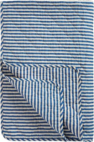 Quilt m/off white og bl&aring; striber