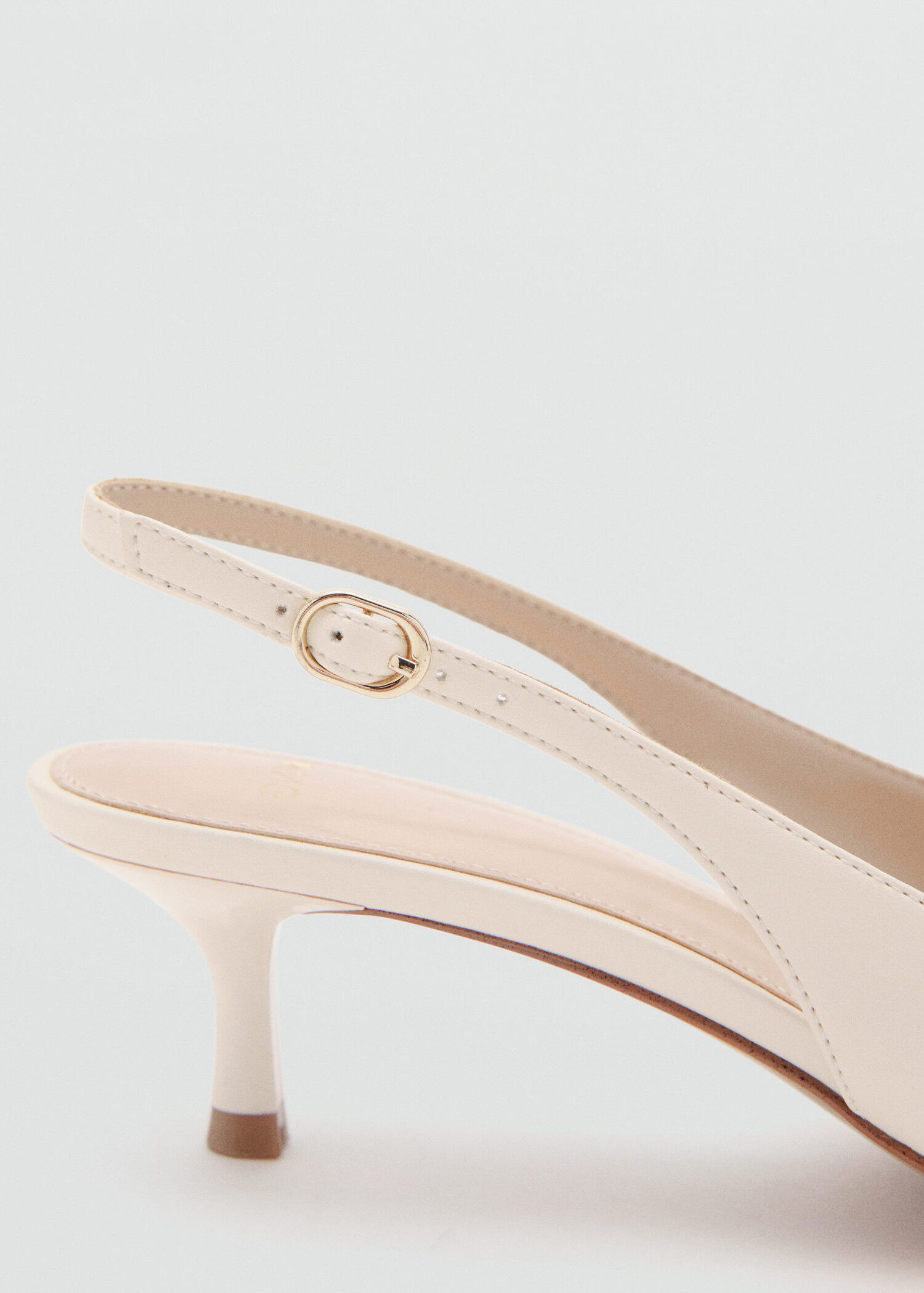 Kitten-heel pointed shoes