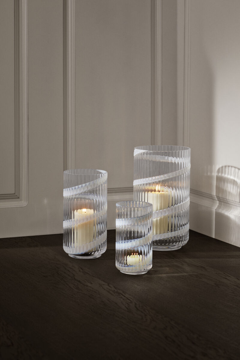 Lyngby Vase H15. 5 cm swirl hvid mundbl&aelig;st glas