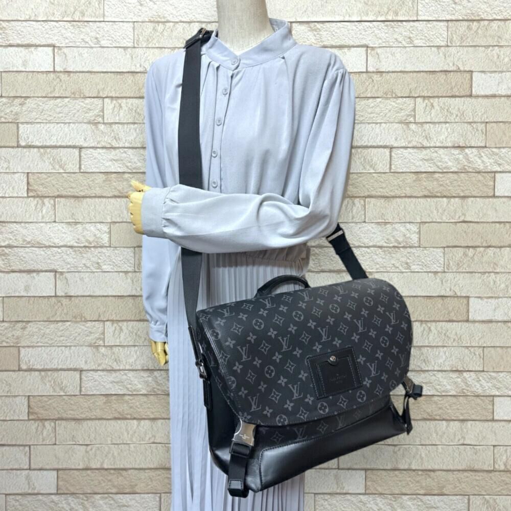 Louis Vuitton Shoulder Bags