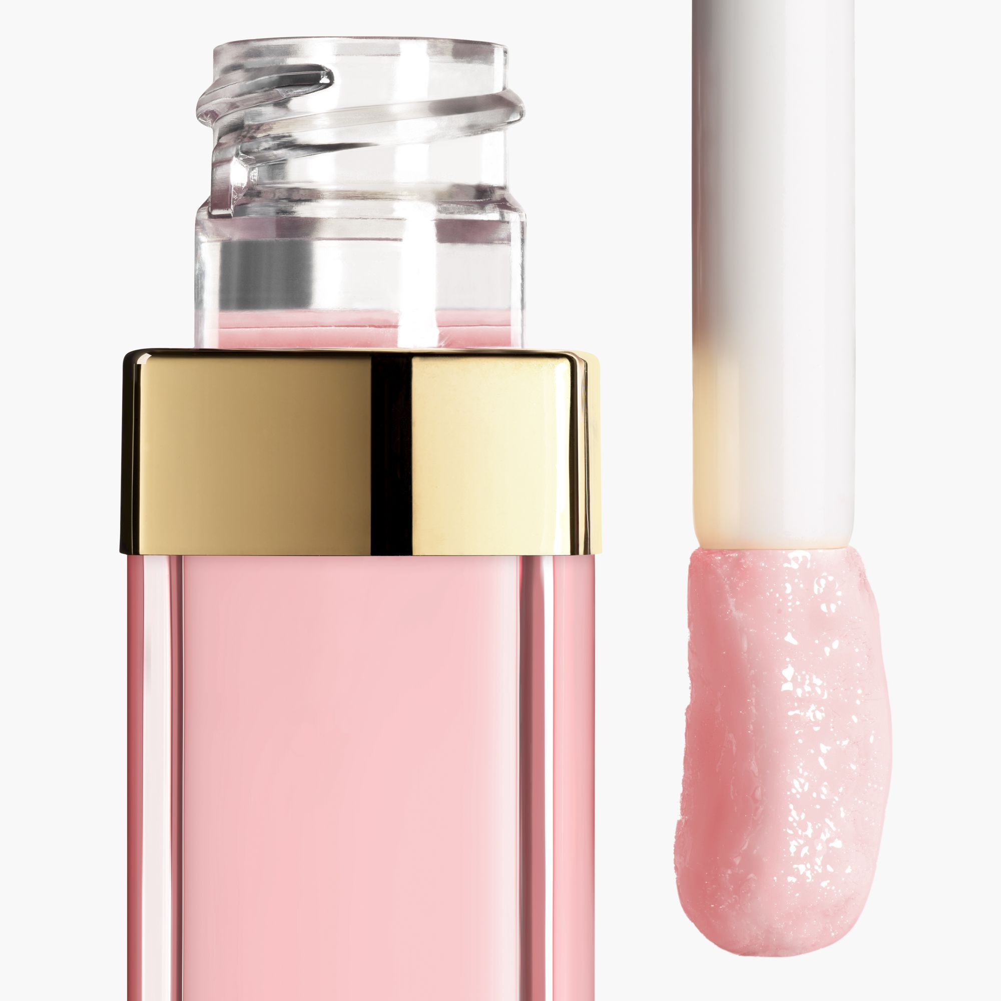 FUGTGIVENDE OG UDGLATTENDE LIPGLOSS MED H&Oslash;J GLANS