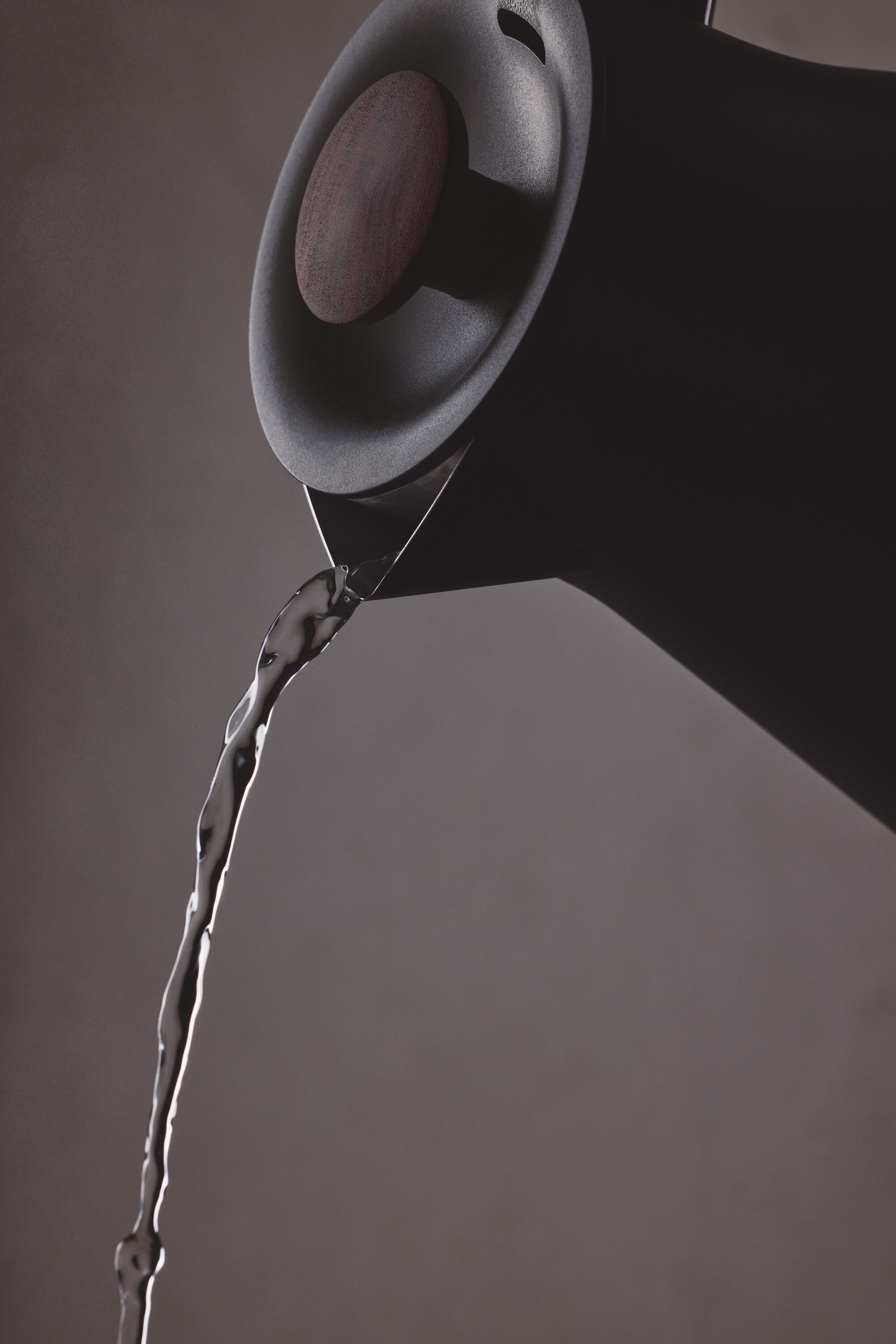 Corvo EKG Pro 0. 9L Matte Black + Walnut Handle