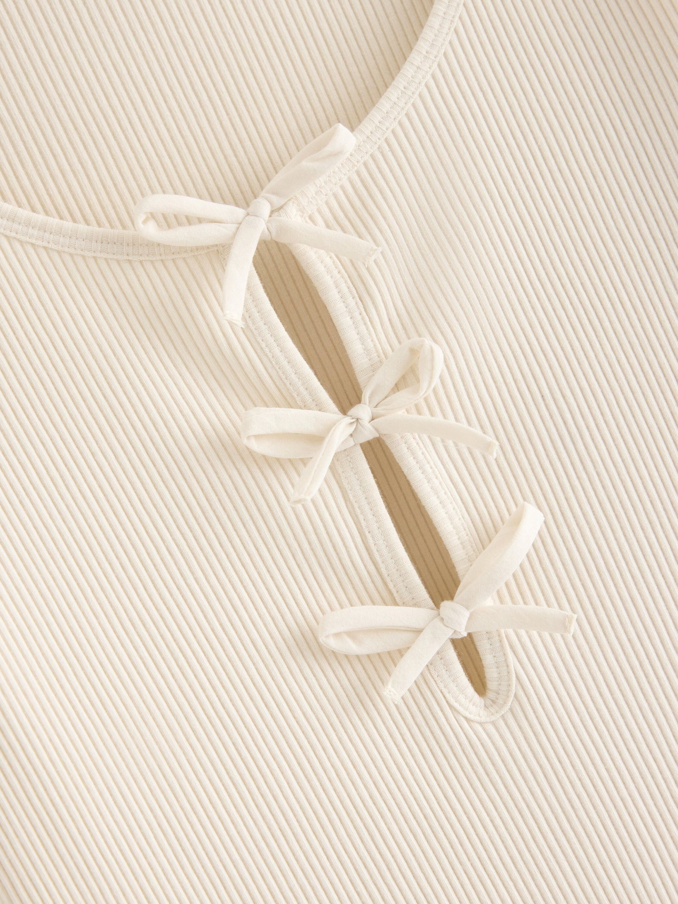 Lang&aelig;rmet top i rib med bindeb&aring;ndsd