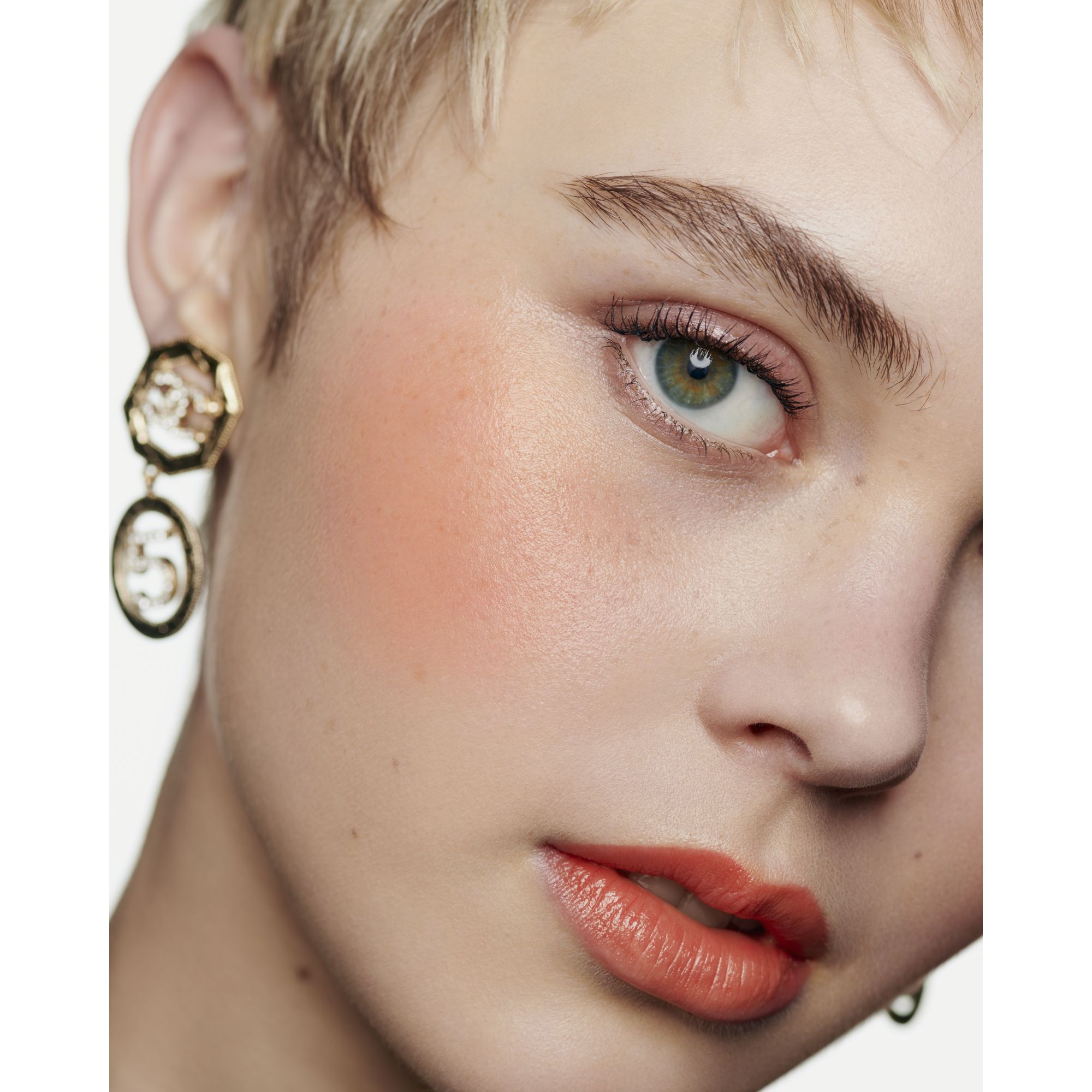 FREMH&AElig;VER FARVEN GIVER N&AElig;RING FYLDE