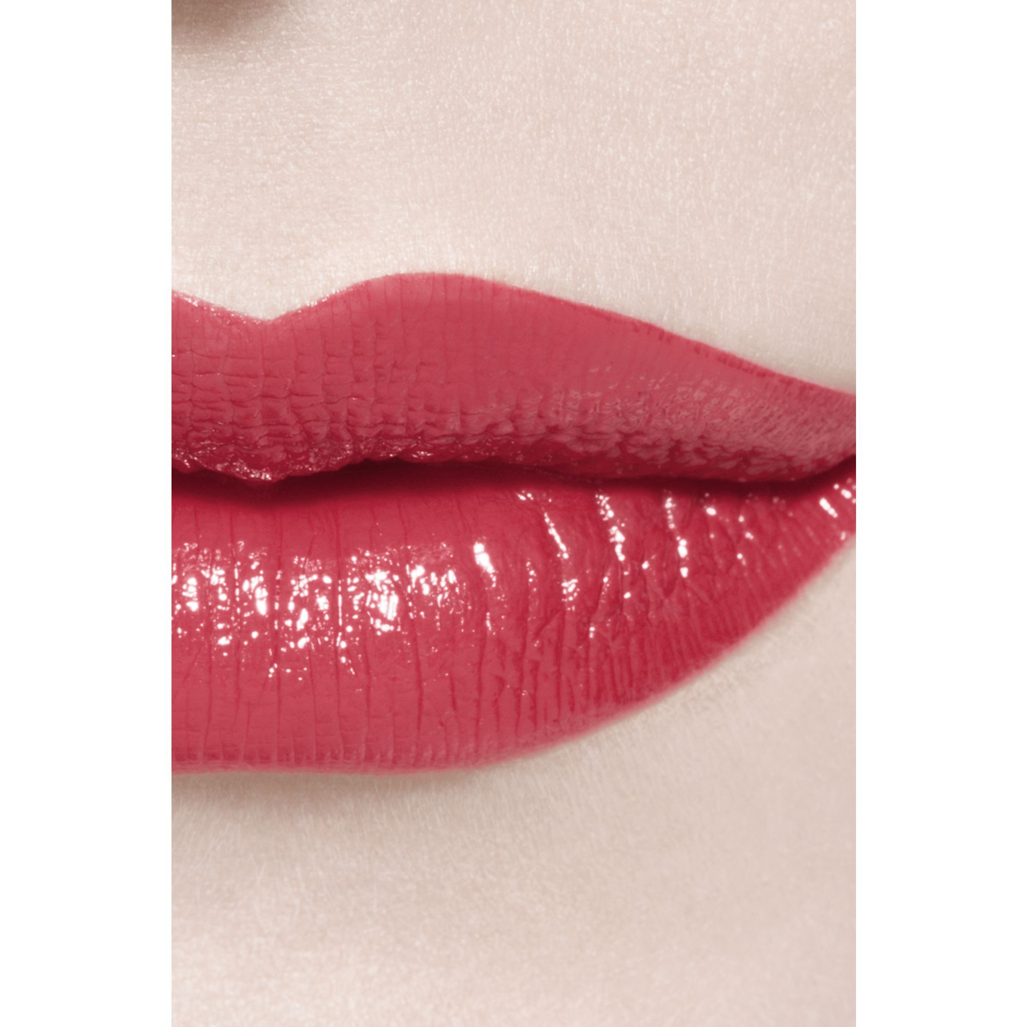 Hydrating And Plumping Lipstick. Intense
