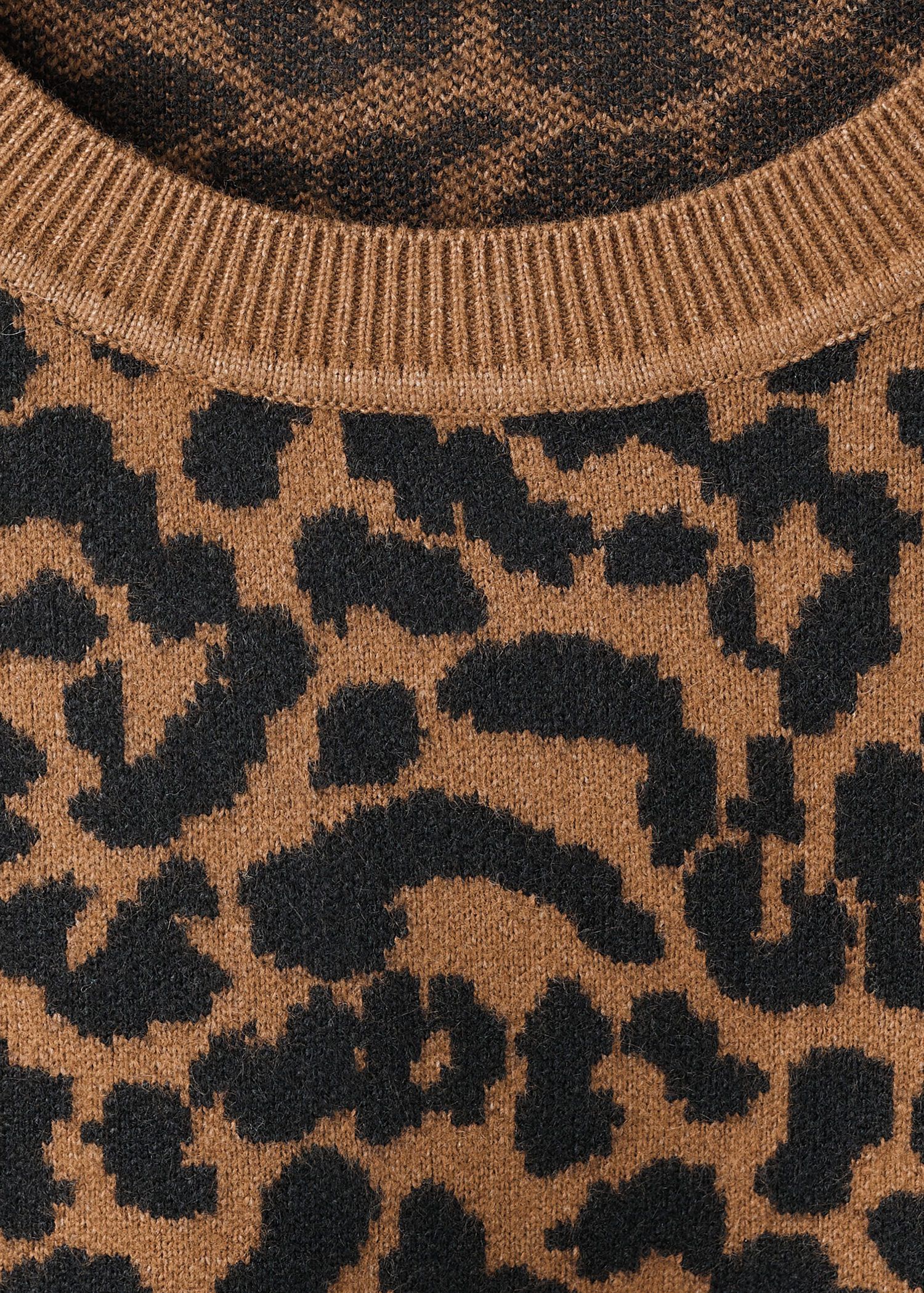 Leopard-print knitted sweater