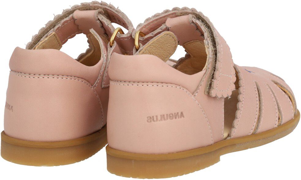 Sandal med lukket t&aring; og sommerfugl