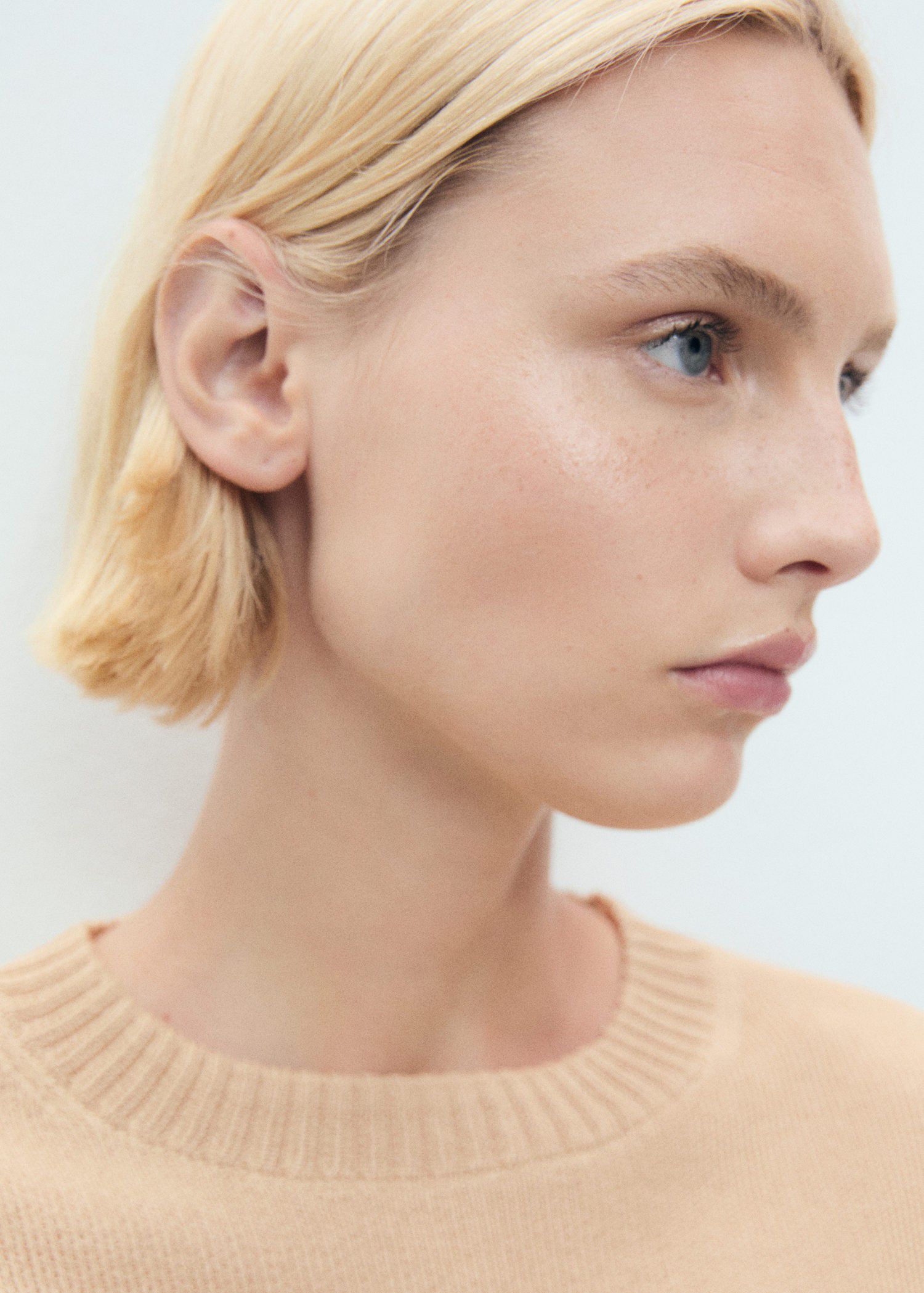 Short-sleeved crop sweater