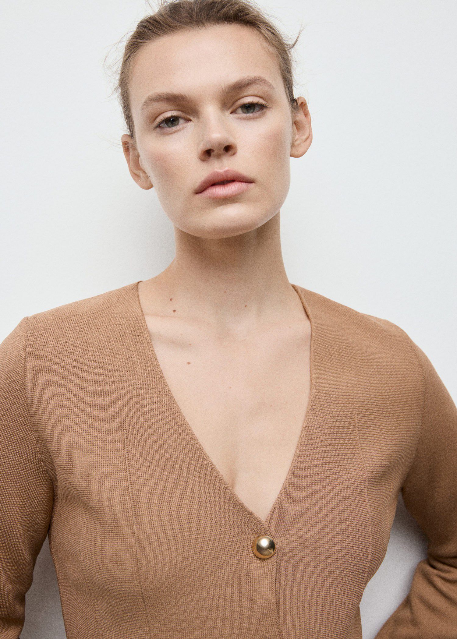 Fitted knitted jacket with buttons