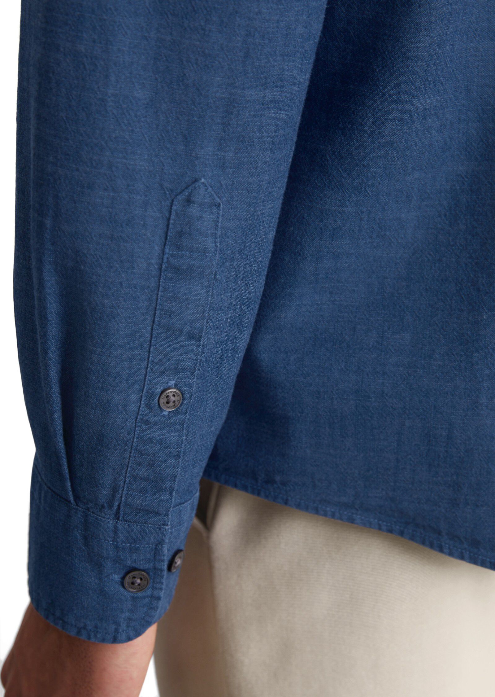 Spread collar, long sleeve, round h