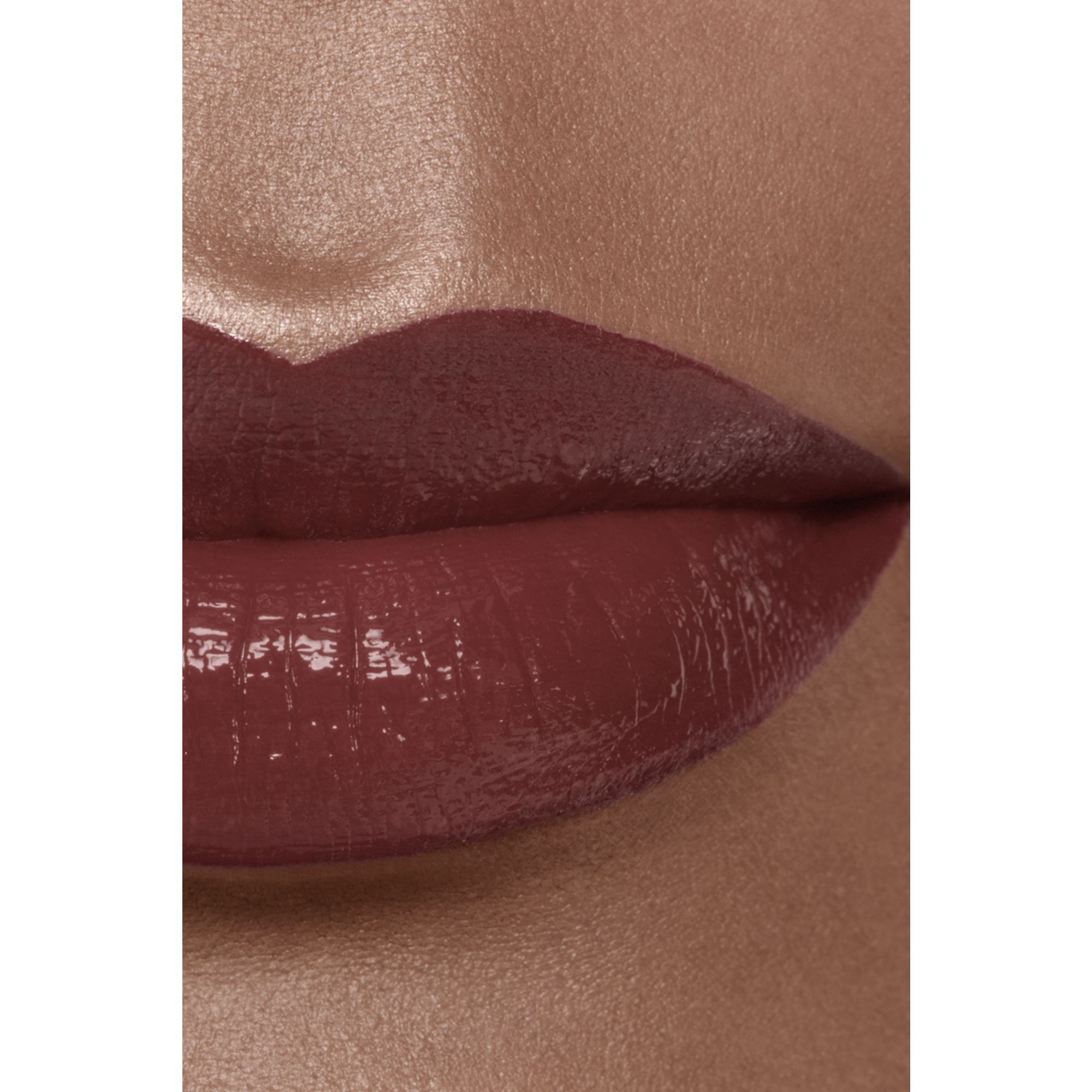 Hydrating And Plumping Lipstick. Intense, Long-Lasting Colour And Shin