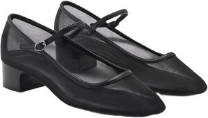 Mesh shoes with buckle strap