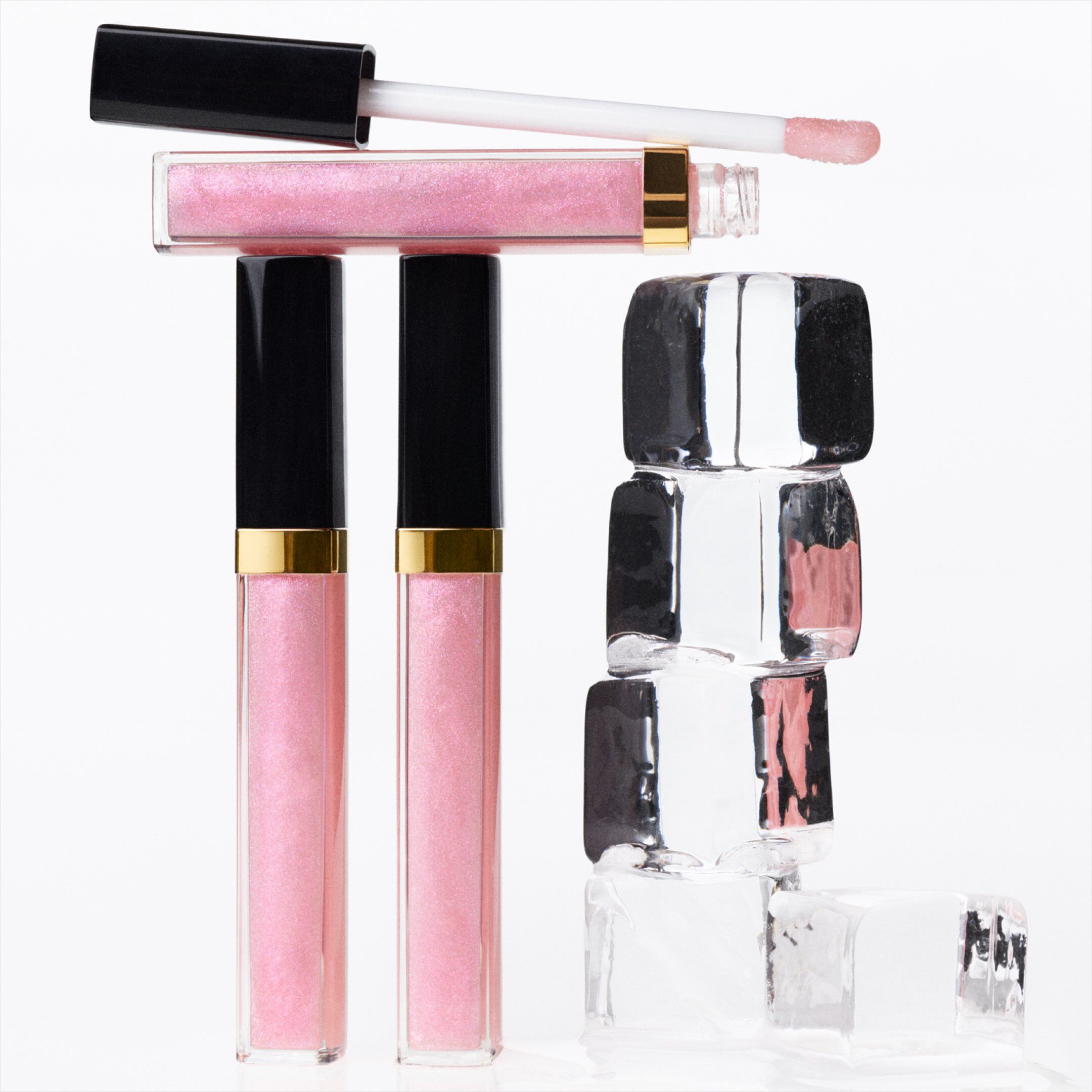 FUGTGIVENDE OG UDGLATTENDE LIPGLOSS MED H&Oslash;J GLANS